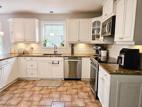 Kitchen - 1582 Rue Des Marguerites, Saint-Lazare, QC - Indoor Photo Showing Kitchen With Upgraded Kitchen