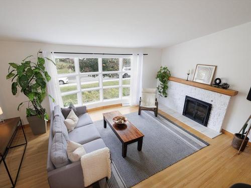 Salon - 34 Av. Queen, Pointe-Claire, QC - Indoor Photo Showing Living Room With Fireplace