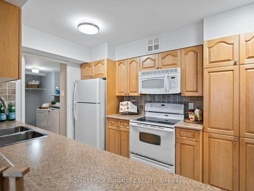 403-1890 Valley Farm Rd, Pickering, ON - Indoor Photo Showing Kitchen With Double Sink