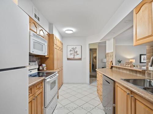 403-1890 Valley Farm Rd, Pickering, ON - Indoor Photo Showing Kitchen