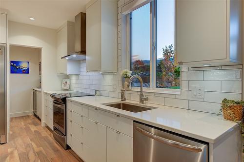 1399 Blueridge Road, Kelowna, BC - Indoor Photo Showing Kitchen With Upgraded Kitchen