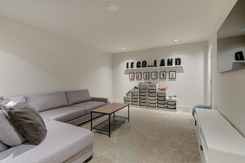 1399 Blueridge Road, Kelowna, BC - Indoor Photo Showing Living Room