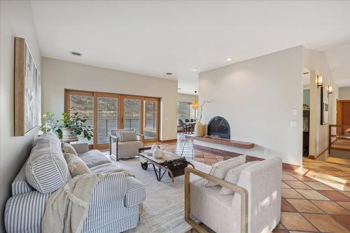 2650 Dubbin Road, Kelowna, BC - Indoor Photo Showing Living Room