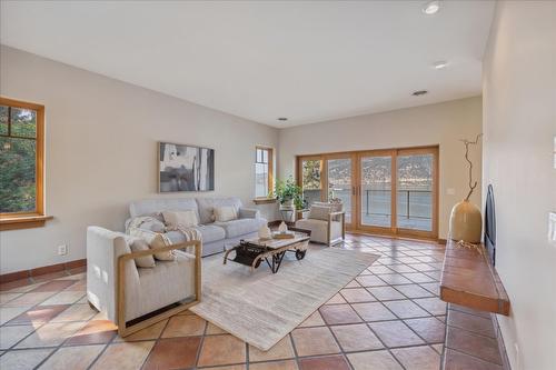 2650 Dubbin Road, Kelowna, BC - Indoor Photo Showing Living Room