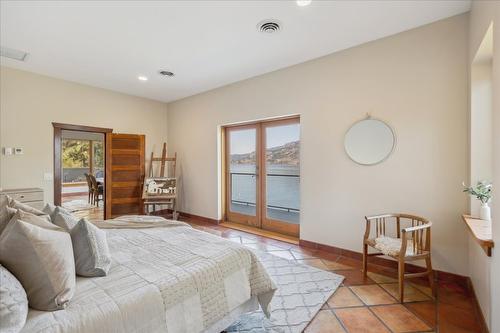 2650 Dubbin Road, Kelowna, BC - Indoor Photo Showing Bedroom