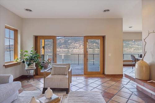 2650 Dubbin Road, Kelowna, BC - Indoor Photo Showing Living Room