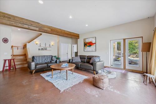 2650 Dubbin Road, Kelowna, BC - Indoor Photo Showing Living Room