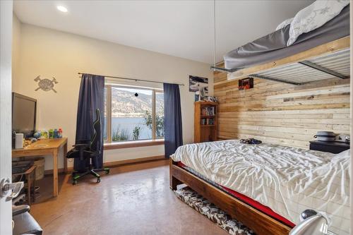 2650 Dubbin Road, Kelowna, BC - Indoor Photo Showing Bedroom