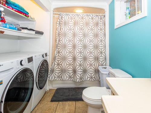 Salle de bains - 405 Rue Martin-Descôteaux, Shawinigan, QC - Indoor Photo Showing Laundry Room