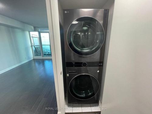 1801-600 Fleet St, Toronto, ON - Indoor Photo Showing Laundry Room