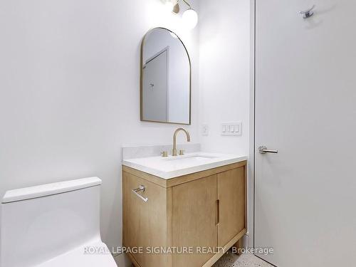 Lower-82 Gough Ave, Toronto, ON - Indoor Photo Showing Bathroom