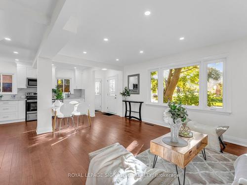 63 Vauxhall Dr, Toronto, ON - Indoor Photo Showing Living Room