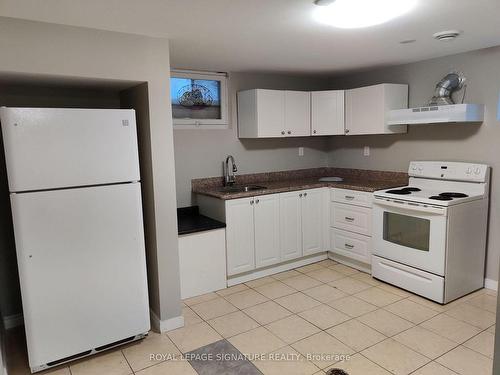 352 Garden Crt S, Oshawa, ON - Indoor Photo Showing Kitchen