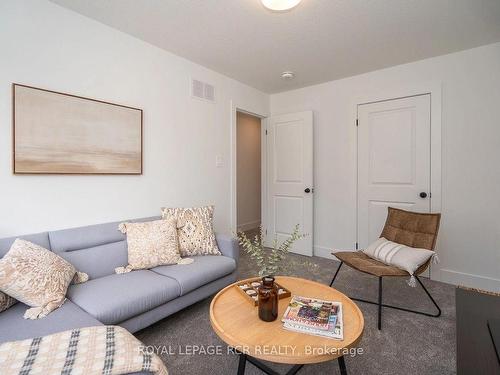 17-690 Broadway Ave, Orangeville, ON - Indoor Photo Showing Living Room