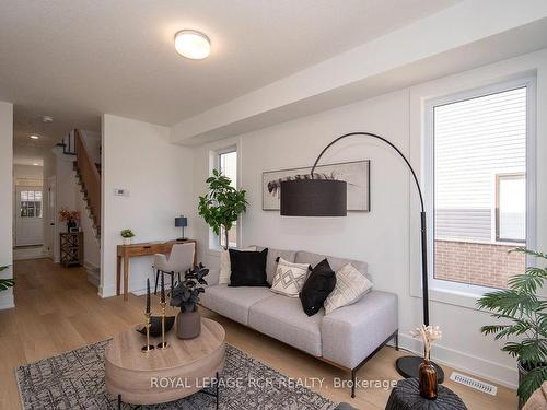 17-690 Broadway Ave, Orangeville, ON - Indoor Photo Showing Living Room