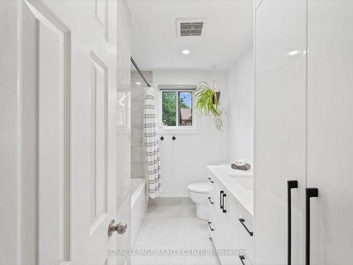 3475 Chartrand Cres, Mississauga, ON - Indoor Photo Showing Bathroom