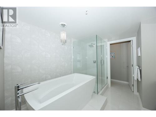 5 piece ensuite with enclosed water closet. - 1075 Sunset Drive Unit# 2604, Kelowna, BC - Indoor Photo Showing Bathroom