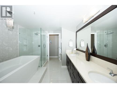 5 piece ensuite with enclosed water closet - 1075 Sunset Drive Unit# 2604, Kelowna, BC - Indoor Photo Showing Bathroom