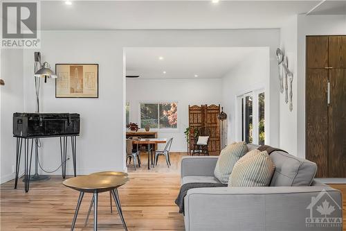 6233 Perth Street, Ottawa, ON - Indoor Photo Showing Living Room