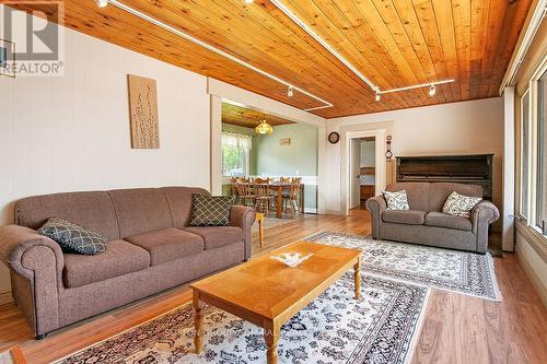 116 Mystic Point Road, Galway-Cavendish And Harvey, ON - Indoor Photo Showing Living Room