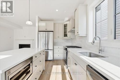 131 White Oak Crescent, Blue Mountains, ON - Indoor Photo Showing Kitchen With Upgraded Kitchen