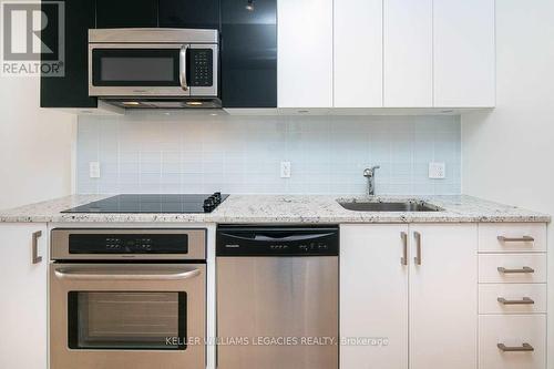 516 - 89 Dunfield Avenue W, Toronto, ON - Indoor Photo Showing Kitchen With Upgraded Kitchen