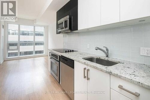 516 - 89 Dunfield Avenue W, Toronto, ON - Indoor Photo Showing Kitchen With Upgraded Kitchen