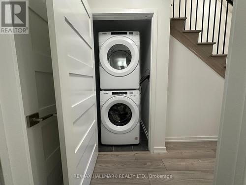 19 - 15 Lytham Green Circle, Newmarket, ON - Indoor Photo Showing Laundry Room