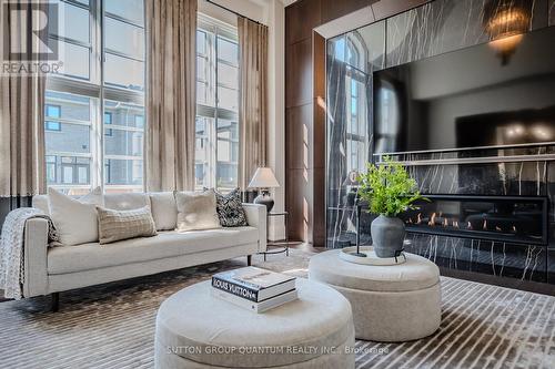 1207 Lakeshore Road W, Oakville, ON - Indoor Photo Showing Living Room