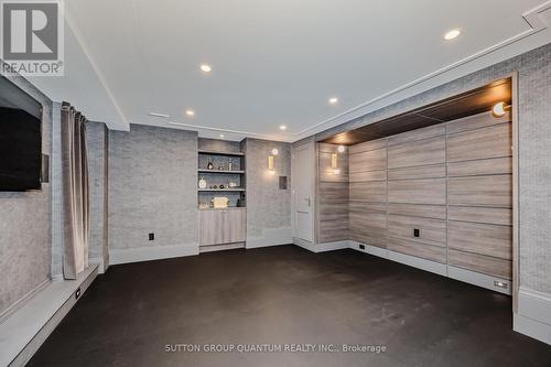 1207 Lakeshore Road W, Oakville, ON - Indoor Photo Showing Garage