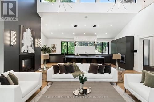 1060 Indian Road, Mississauga, ON - Indoor Photo Showing Living Room