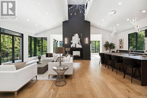 1060 Indian Road, Mississauga, ON - Indoor Photo Showing Living Room