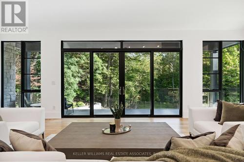 1060 Indian Road, Mississauga, ON - Indoor Photo Showing Living Room