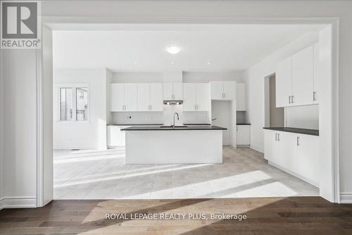 1364 Hydrangea Gardens, Oakville, ON - Indoor Photo Showing Kitchen