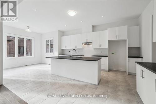 1364 Hydrangea Gardens, Oakville, ON - Indoor Photo Showing Kitchen With Upgraded Kitchen