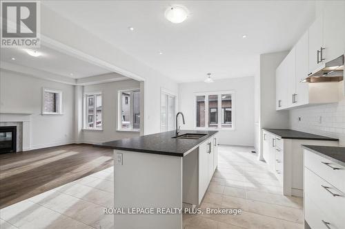 1364 Hydrangea Gardens, Oakville, ON - Indoor Photo Showing Kitchen