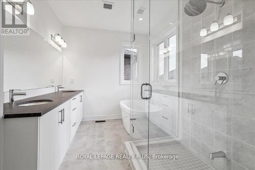 1364 Hydrangea Gardens, Oakville, ON - Indoor Photo Showing Bathroom