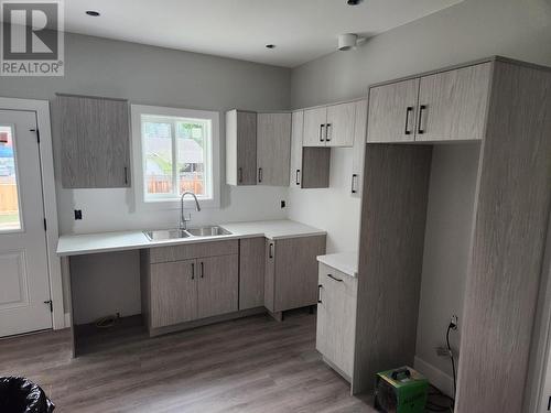 1471 Selkirk Avenue, Castlegar, BC - Indoor Photo Showing Kitchen With Double Sink