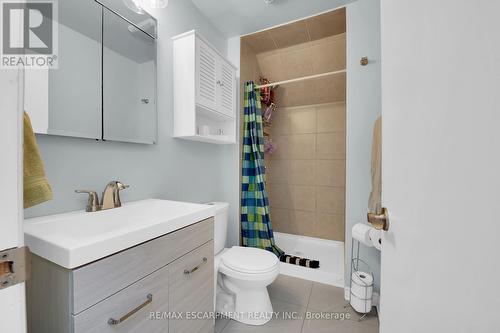 247 Kensington Avenue N, Hamilton, ON - Indoor Photo Showing Bathroom