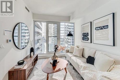 2607 - 55 Mercer Street, Toronto, ON - Indoor Photo Showing Living Room