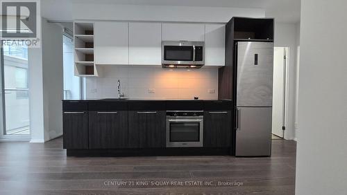 909 - 68 Shuter Street, Toronto, ON - Indoor Photo Showing Kitchen