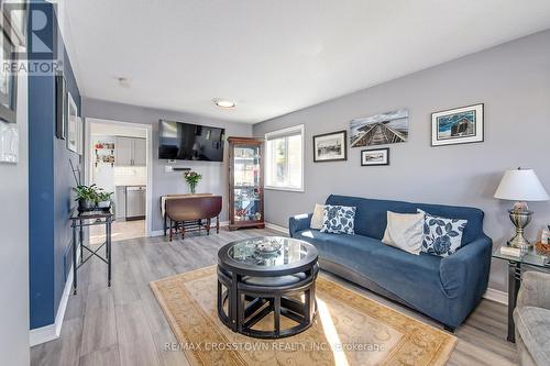 117 Bentley Crescent, Barrie, ON - Indoor Photo Showing Living Room