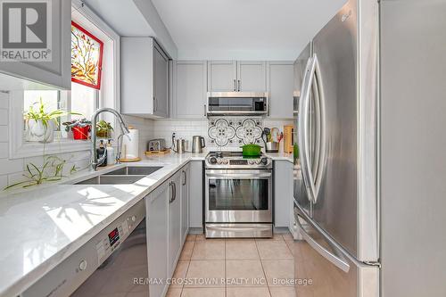 117 Bentley Crescent, Barrie, ON - Indoor Photo Showing Kitchen With Double Sink With Upgraded Kitchen