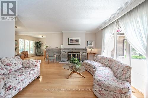 141 Woodhaven Park Drive, Oakville, ON - Indoor Photo Showing Living Room