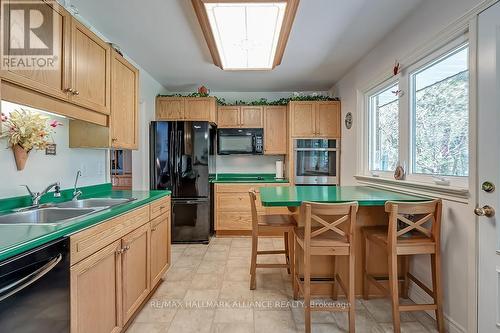 141 Woodhaven Park Drive, Oakville, ON - Indoor Photo Showing Kitchen