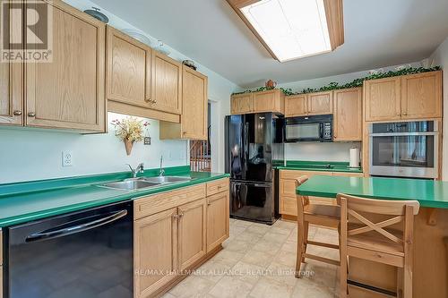 141 Woodhaven Park Drive, Oakville, ON - Indoor Photo Showing Kitchen