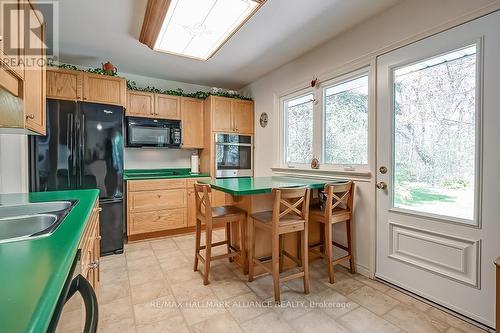 141 Woodhaven Park Drive, Oakville, ON - Indoor Photo Showing Kitchen