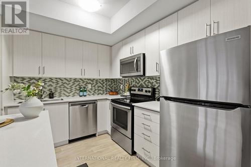 15 - 125 Long Branch Avenue, Toronto, ON - Indoor Photo Showing Kitchen With Stainless Steel Kitchen With Upgraded Kitchen