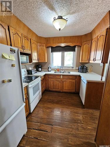 1154 Prince Charles Place, Moose Jaw, SK - Indoor Photo Showing Kitchen With Double Sink