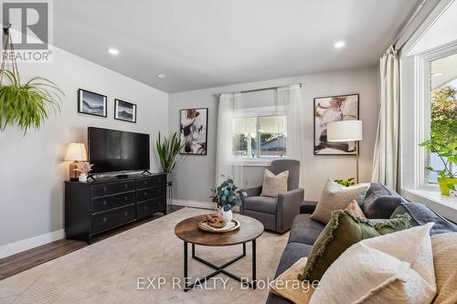 1010 Heather Street, Woodstock, ON - Indoor Photo Showing Living Room